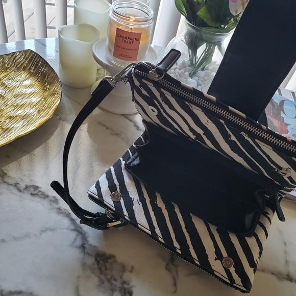 Zebra Print Liz Claiborne crossbody - Picture 3 of 5